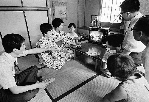 Una famiglia giapponese guarda la diretta tv dello sbarco sulla Luna della missione Apollo 11.